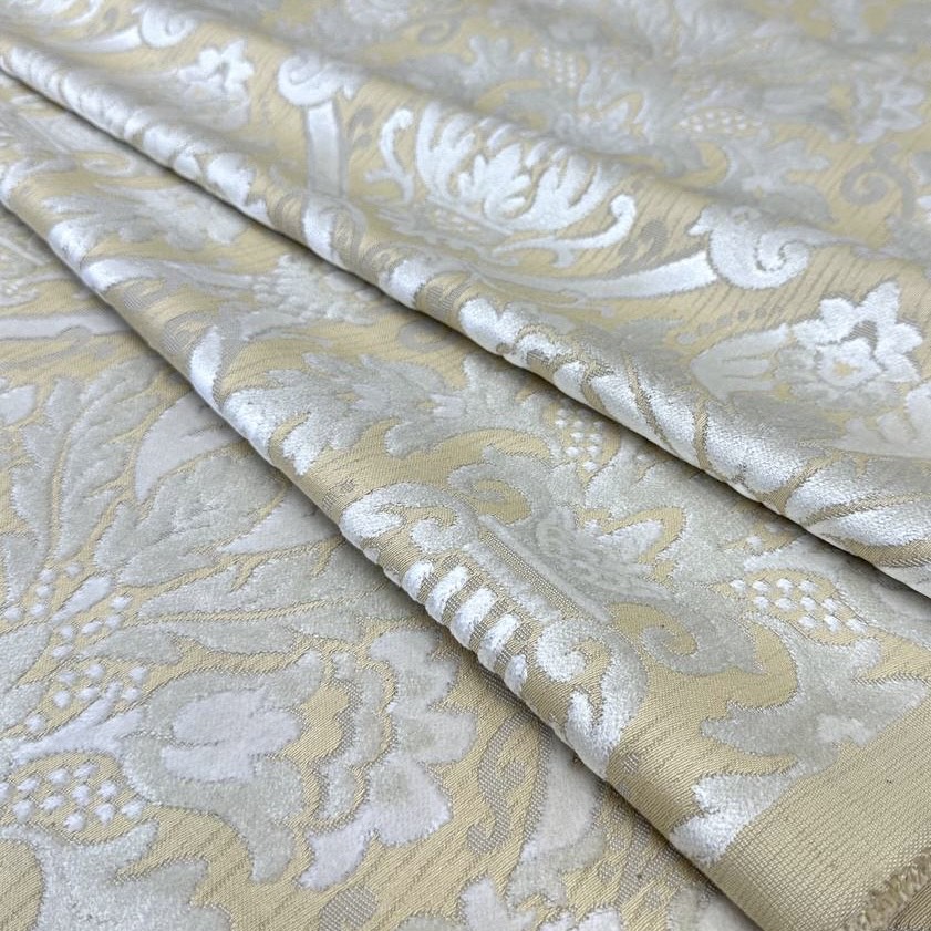 Жаккард/ворсовой рисунок в стиле барокко молочного цвета