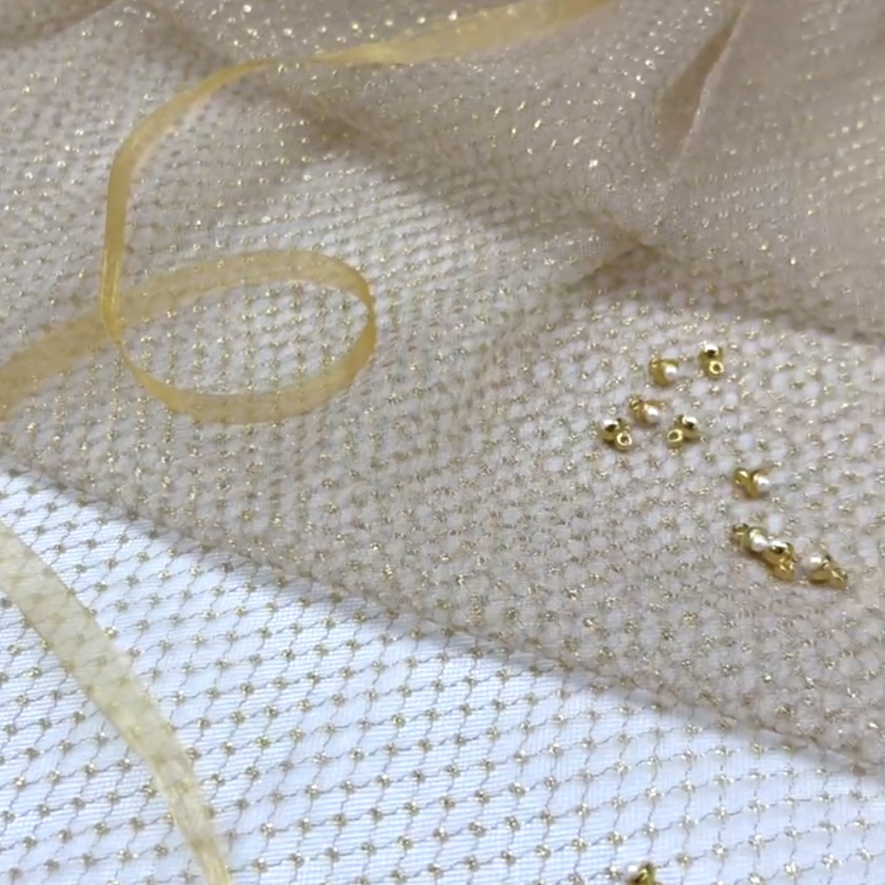 сетка белая с золотыми точками ш. 140 см