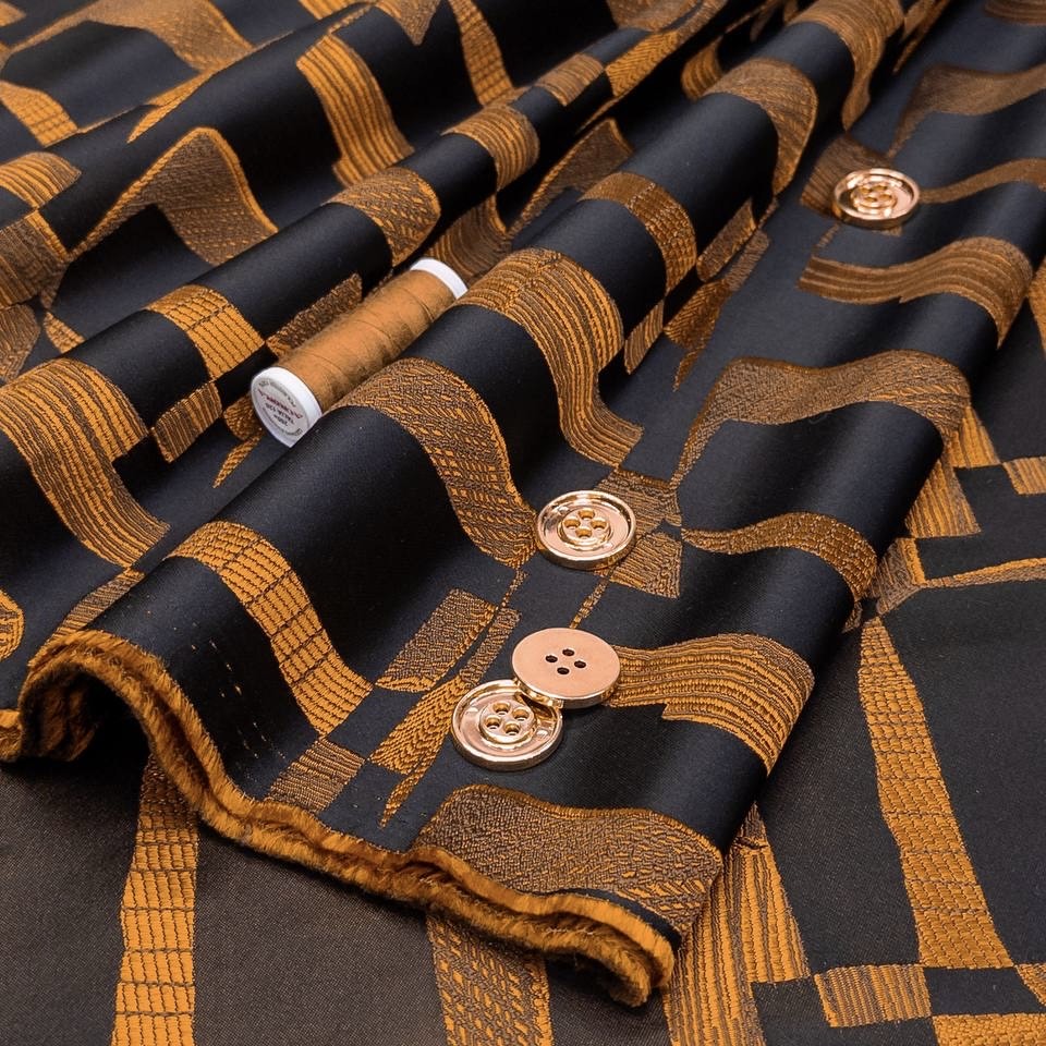 костюмная чёрный фон оранжевые узоры ш 145