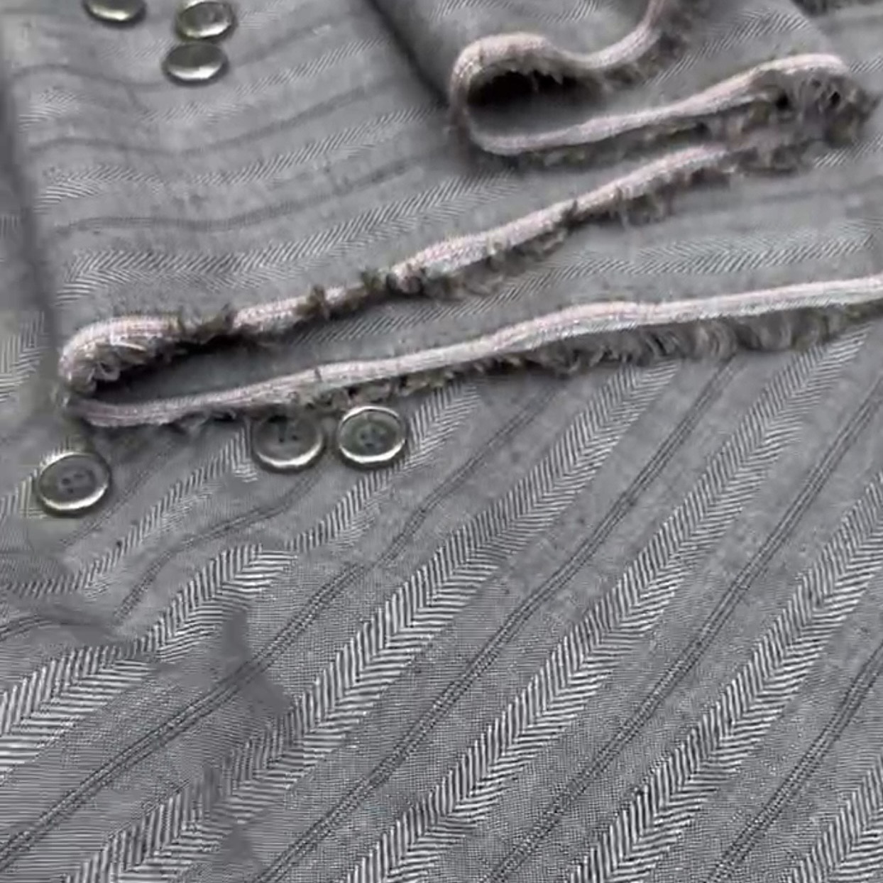 Костюмный серый с черными линиями лен шир 145 см